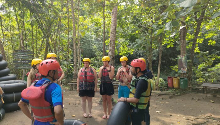 Turis Asing Jajal Andrenalin Santirah River Tubing
