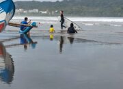 Turis Asing Asal Prancis Bahagia Belajar Surfing Di Pantai Pangandaran