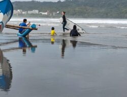 Turis Asing Asal Prancis Bahagia Belajar Surfing Di Pantai Pangandaran