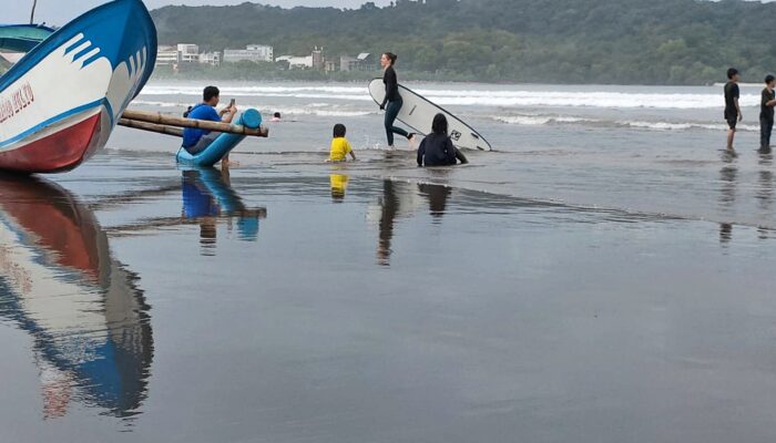Turis Asing Asal Prancis Bahagia Belajar Surfing Di Pantai Pangandaran