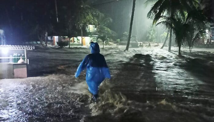 Hujan Deras Akibatkan Sungai Meluap Di Blok SMK Darma Agung Sidamulih Dan Pohon Tumbang Di Pangandaran