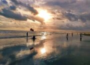 Wisatawan Berburu Sunset Pantai Pangandaran