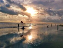 Wisatawan Berburu Sunset Pantai Pangandaran