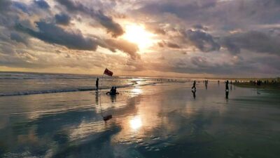 Wisatawan Berburu Sunset Pantai Pangandaran