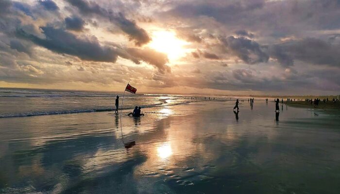 Wisatawan Berburu Sunset Pantai Pangandaran