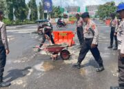 Polres Pangandaran Peduli Jalan Berlubang, Menambal Gunakan Semen