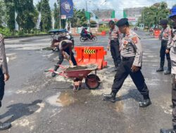 Polres Pangandaran Peduli Jalan Berlubang, Menambal Gunakan Semen