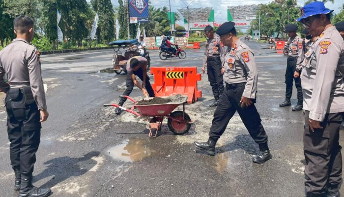 Polres Pangandaran Peduli Jalan Berlubang, Menambal Gunakan Semen
