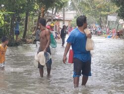 Menjala Ikan Saat Banjir Musiman Rendam Jalan Cijoho – Cijalu Parigi