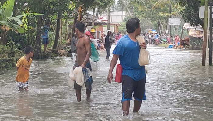 Menjala Ikan Saat Banjir Musiman Rendam Jalan Cijoho – Cijalu Parigi