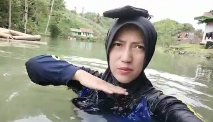 Akses Jalan Terendam Banjir Di Cigugur Pangandaran,Tagana dan Polairud Kirim Bantuan Perahu Karet