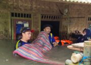 Banjir Belum Surut,Tagana Bantu Evakuasi Barang Milik Warga Di Desa Bunisari Cigugur Pangandaran