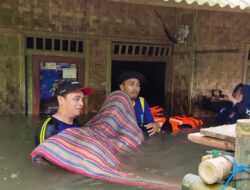 Banjir Belum Surut,Tagana Bantu Evakuasi Barang Milik Warga Di Desa Bunisari Cigugur Pangandaran