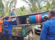 Memudahkan Mobilisasi Evakuasi Barang Dilokasi Banjir,Polairud Membuat Rakit Dari Drum Bekas