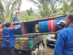 Memudahkan Mobilisasi Evakuasi Barang Dilokasi Banjir,Polairud Membuat Rakit Dari Drum Bekas