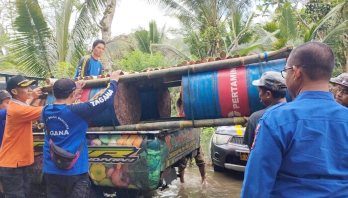 Memudahkan Mobilisasi Evakuasi Barang Dilokasi Banjir,Polairud Membuat Rakit Dari Drum Bekas
