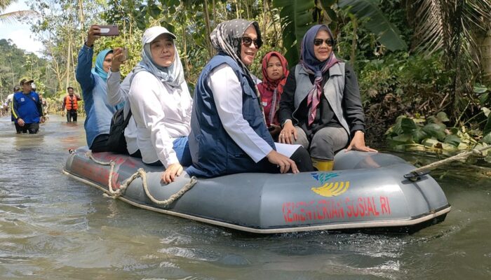 Warga Korban Banjir Keluhkan Gatal Gatal, Kadisnaker Pangandaran Berikan Bantuan Keperluan Bayi