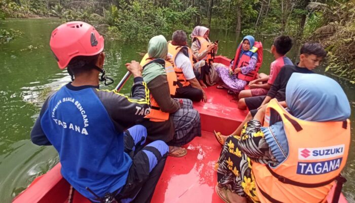 Kemensos RI Berikan Bantuan Perahu Polytelin Untuk Mobilisasi Korban Banjir Bunisari