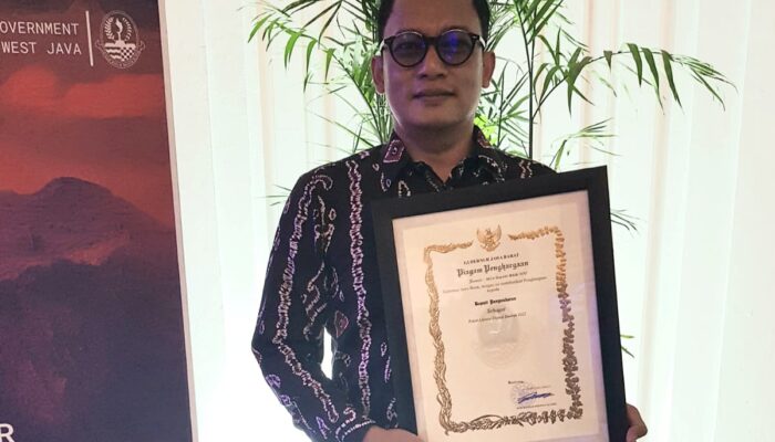 Bupati Pangandaran Jeje Wiradinata Di Anugrahi Tokoh Literasi Digital Daerah 2022 Oleh Gubernur Jabar