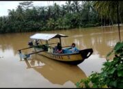 Pemukiman Terendam Banjir,Proses Pemakaman Jenazah Gunakan Perahu Di Desa Batukaras