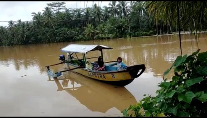 Pemukiman Terendam Banjir,Proses Pemakaman Jenazah Gunakan Perahu Di Desa Batukaras