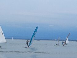 Atlet Cabor Layar Porprov Jabar 2022 Semangat Berlatih Di Pantai Barat Pangandaran