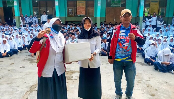 Penyerahan Atlet Layar Peraih Medali Perunggu Disambut Gembira Pelajar MTs N 1 Pangandaran