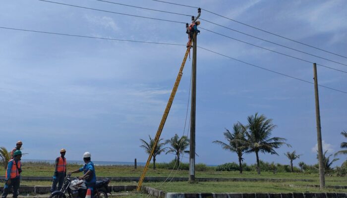 PLN UPP Pangandaran Ganti Konstruksi Yang Sudah Berkarat Di Sepanjang Pantai