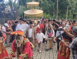 Mantap Ribuan Masyarakat Mengantarkan Dadang Okta Mendaftar Bacalon Bupati dan Wakil Bupati Pangandaran