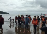 Tim SAR Gabungan Temukan Satu Jasad Wisatawan Pangandaran Yang Tenggelam Terseret Arus