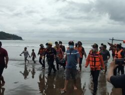 Tim SAR Gabungan Temukan Satu Jasad Wisatawan Pangandaran Yang Tenggelam Terseret Arus
