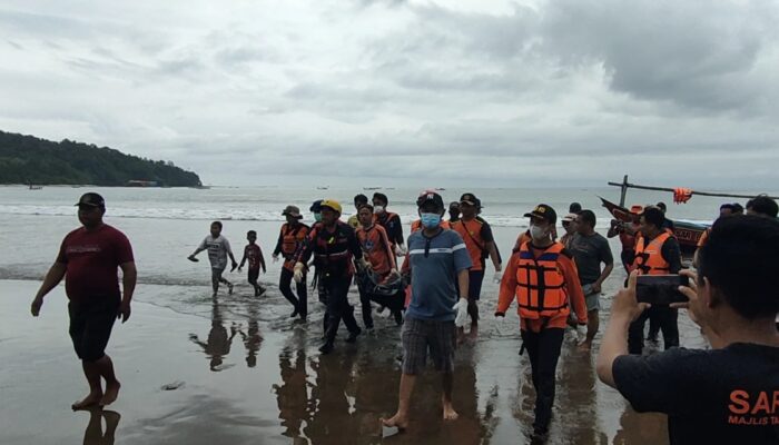 Tim SAR Gabungan Temukan Satu Jasad Wisatawan Pangandaran Yang Tenggelam Terseret Arus