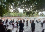 Foto Suasana Pengunjung Di Pantai Batukaras Libur Lebaran 2024