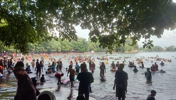 Foto Suasana Pengunjung Di Pantai Batukaras Libur Lebaran 2024