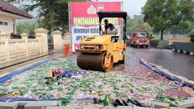 Bupati Saksikan Pemusnahan Barang Bukti Ribuan Miras Oleh Polres Pangandaran