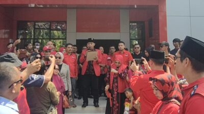 Dedication Of Life Dibacakan Asep Noordin Saat Akan Mendaftar Bacalon Kepala Daerah