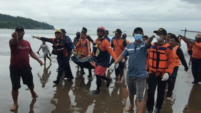 Tim SAR Gabungan Menemukan Jasad Rifki Korban Terseret Arus PantaibPangandaran