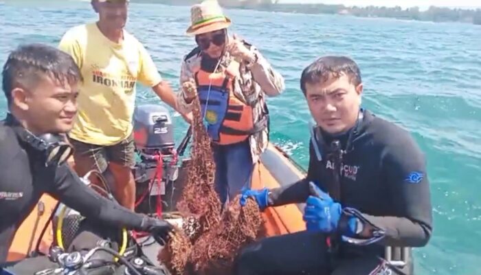 Dosen Unpad Pangandaran Bangga Bisa Bergabung Bersihkan Terumbu Karang Pantai Batukaras