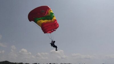 Jelang PON 2024, Atlet Terjun Payung Jabar Ikuti Pelatda Di Venue Bandara Nusawiru Pangandaran