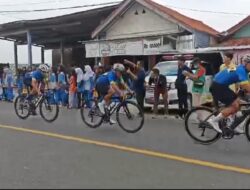 Antusias Warga Pangandaran Sambut Pembalap Sepeda Cycling de Jabar 2024