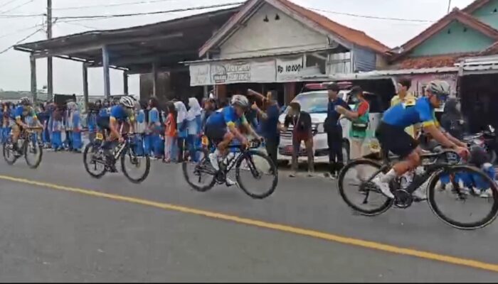 Antusias Warga Pangandaran Sambut Pembalap Sepeda Cycling de Jabar 2024