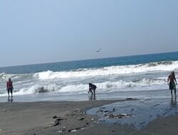 Berburu Undur Undur Laut Yuyutuk Di Pantai Bojongsalawe Saat Gelombang Laut Sedang Tinggi