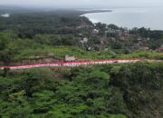 Sambut HUT RI Ke-79, Kirab Bendera Merah Putih Sepanjang 1000 Meter Di Bukit Batukaras