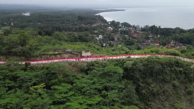 Sambut HUT RI Ke-79, Kirab Bendera Merah Putih Sepanjang 1000 Meter Di Bukit Batukaras