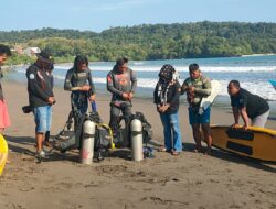 Tim Penyelam Pangandaran Diturunkan Lakukan Pencarian Sebelum Jasad Korban Tenggelam Terseret Arus Ditemukan