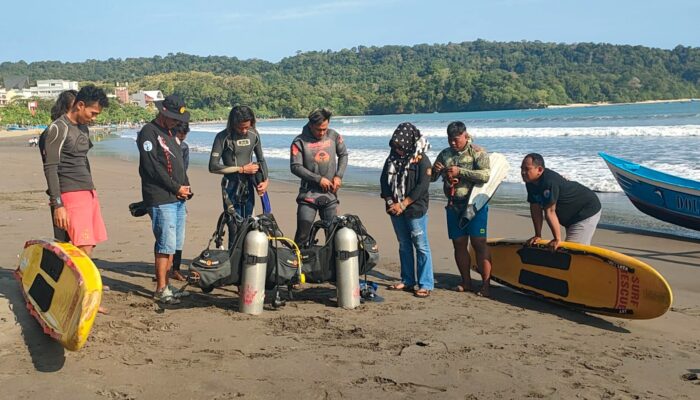 Tim Penyelam Pangandaran Diturunkan Lakukan Pencarian Sebelum Jasad Korban Tenggelam Terseret Arus Ditemukan