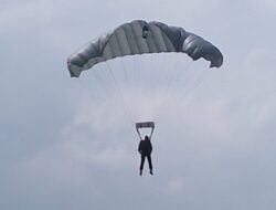 Dandim Pangandaran Tinjau Latihan Terjun Payung KDOL Brigif Linud 17/Kujang 1 Kostrad