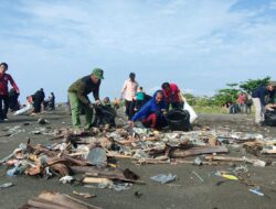 Gerakan Opsih Bersama Bersih-bersih Sampah Di Pantai Bojongsalawe
