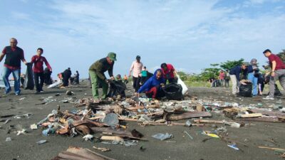 Gerakan Opsih Bersama Bersih-bersih Sampah Di Pantai Bojongsalawe