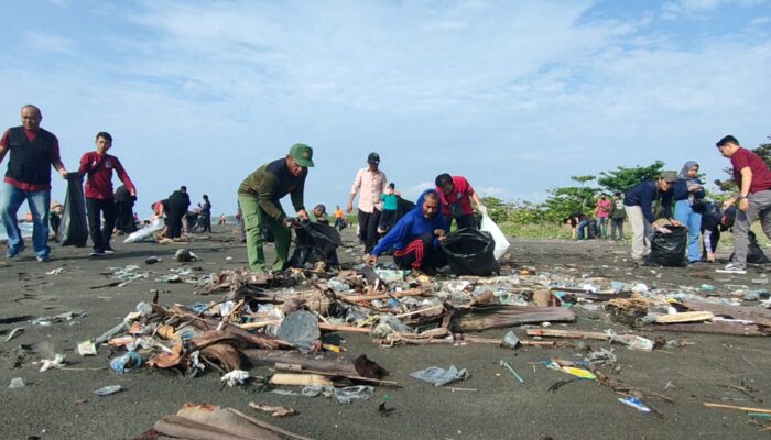 Gerakan Opsih Bersama Bersih-bersih Sampah Di Pantai Bojongsalawe